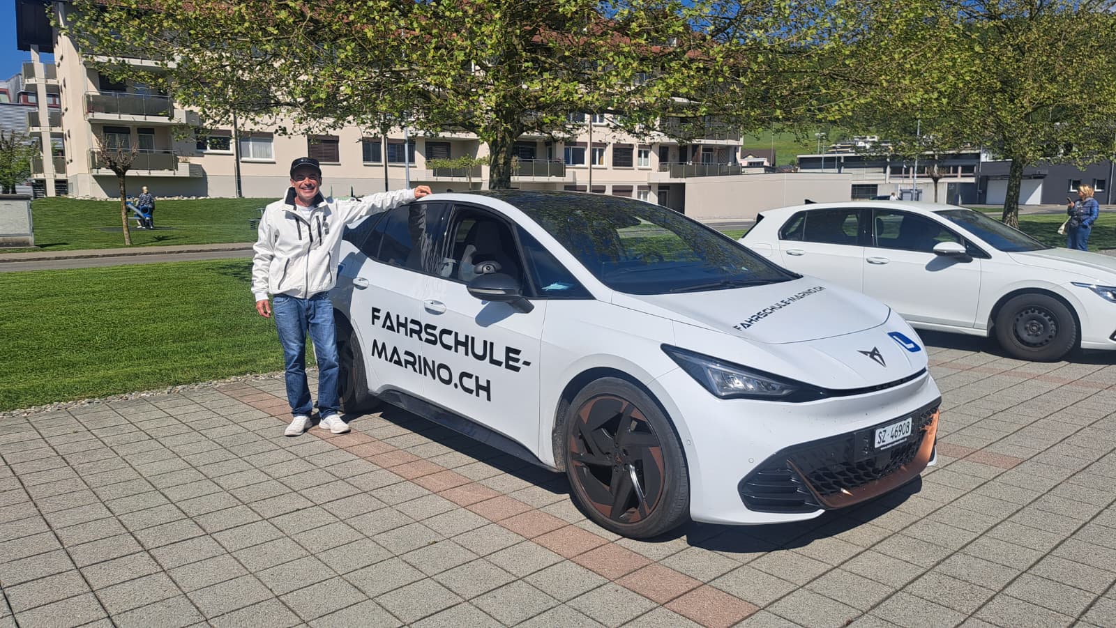 Antonio Marino mit seinem modernen Fahrschulauto – Fahrschule in Zürich