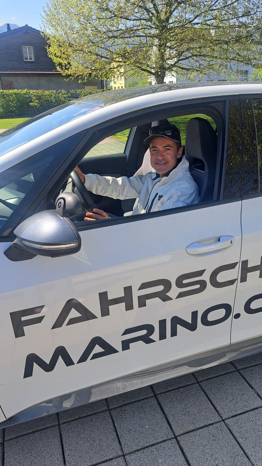 Antonio Marino, Fahrlehrer und Inhaber, freundlich lächelnd im Fahrschulauto